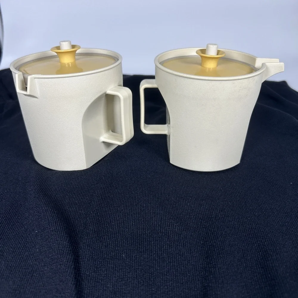 Tupperware Almond Creamer And Sugar Set 1414-3 &‎ 1415-1 Vacuum Seal Yellow Lids